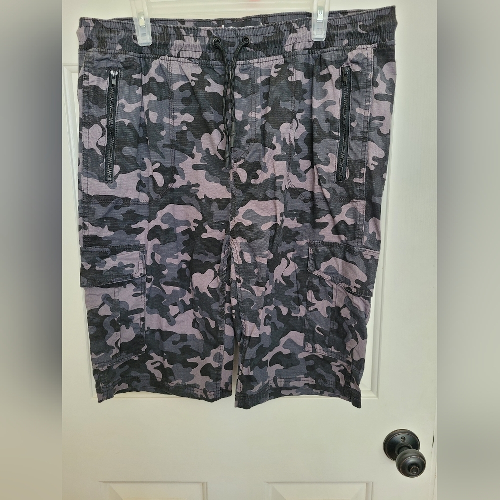 Gently used Men's Akademicks short. Zipper pocket elastic waist. 2XL